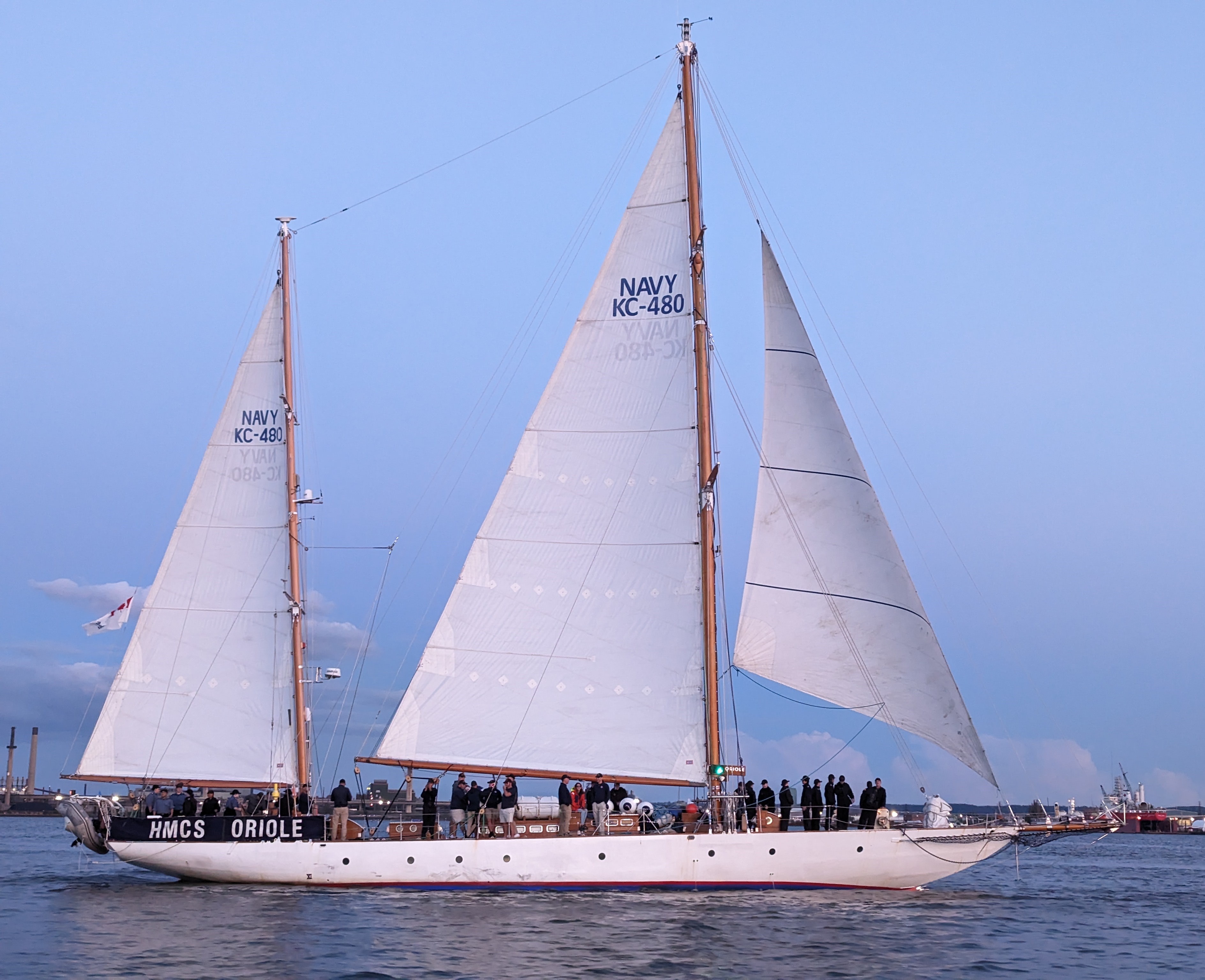 Picture of Cadets sailing on HMCS Oriole